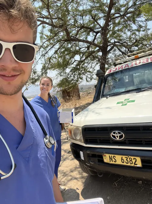 Nahtübung im Studium: steriles OP-Tuch mit chirurgischen Instrumenten