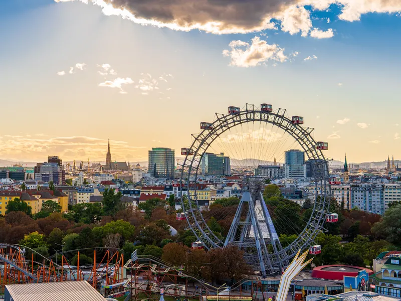 Wien mit dem Riesenrad im Prater, im Hintergrund der Stephansdom